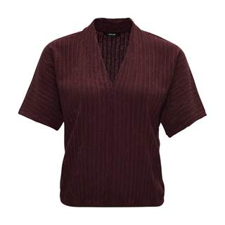 *V-shirt "Seralia". Cannot be combined with other discounts or promotions. (RRP €59.99 | Outlet price €41.99)