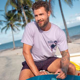 *Auf T-Shirts. Ausgenommen Acc., reduzierte Artikel & Basics. Nicht mit anderen Rabatten oder Aktionen kombinierbar.