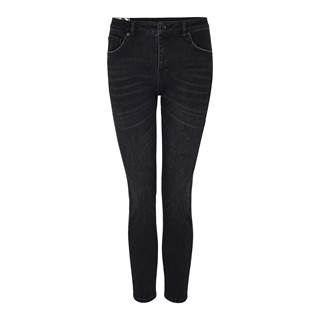 *EVITA slim jeans. Cannot be combined with other discounts. (RRP €89.99 | Outlet price €62.99).