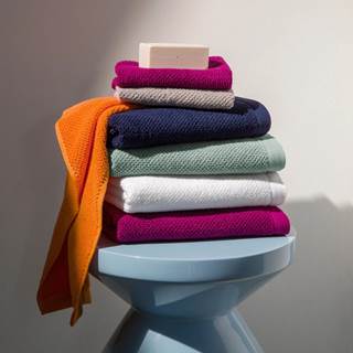 *Handtuchset bestehend aus 2 Waschlappen, 2 Handtüchern und 2 Badetüchern. | Das Handtuchset kann aus beliebigen Kollektionen zusammengestellt werden. Nicht kombinierbar mit anderen Aktionen.
